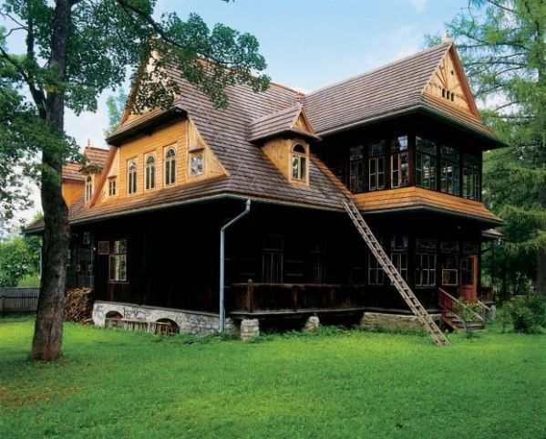 Ornak to willa w stylu zakopiańskim, która imponuje wielkością, jednocześnie wydaje się niesłychanie lekka.