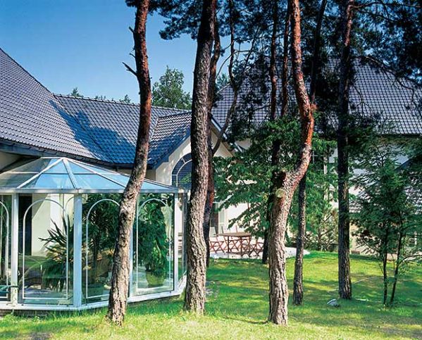 Rezydencja otoczona sosnami. Rezydencja pod sosnami