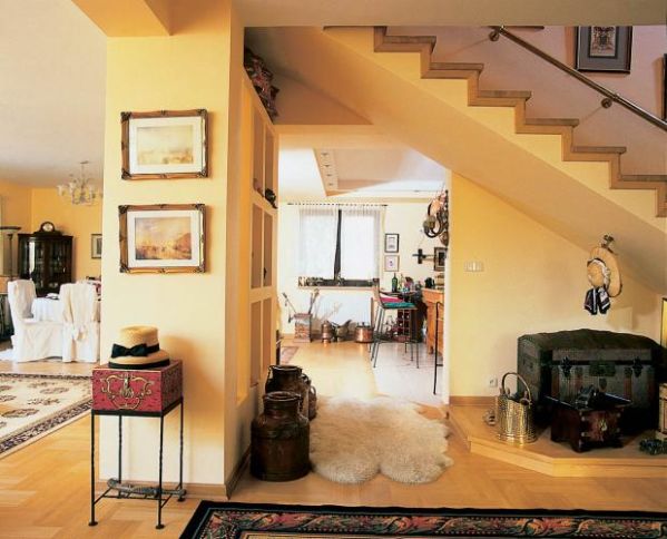 Pod schodami została stworzona przestrzeń specjalnie dla bibelotów.