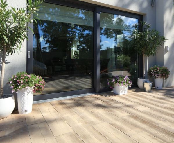 Drewniany taras i kamienne murki – ogrodowa klasyka w nowym wydaniu