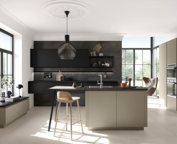 kuchnia z kolorowymi frontami