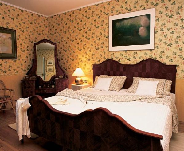 Solidne i ciężkie meble, z ciemnego drewna.