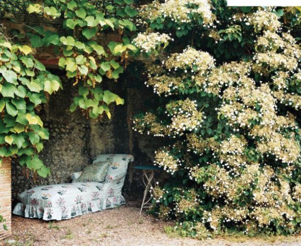 Leżanka obita tkaniną firmy Morris and Co., aranżacja MAGIC HOME.