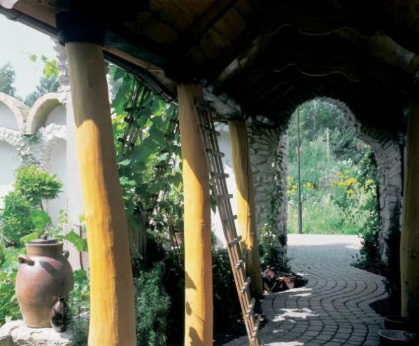 Kamień idealnie łączy się z otaczającymi go roślinami.