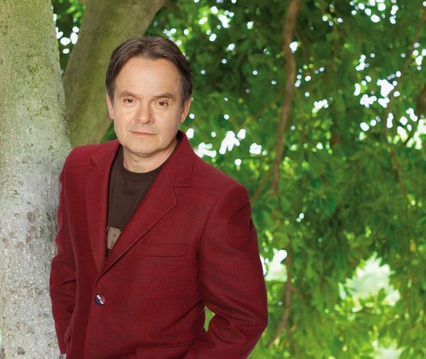 Piotr Pręgowski ze zwierzętami w domu