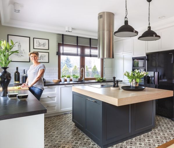 wnętrza w bieli i szarościach z dębowymi podłogami