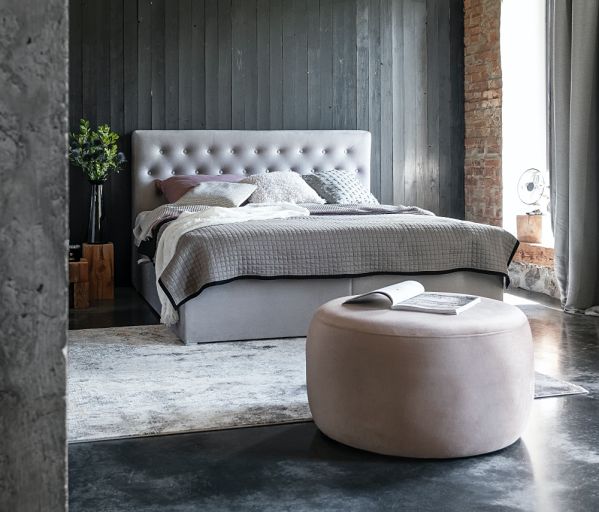 łóżko z pojemnikiem na pościel czy bez