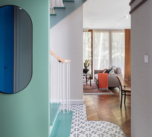 dom z zielonymi schodami