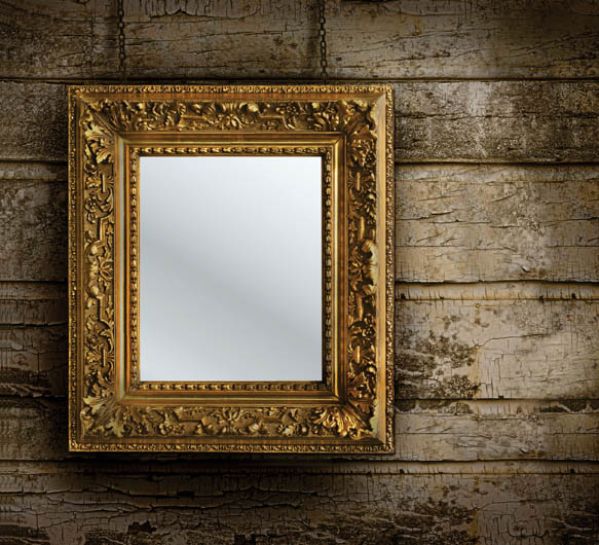 Lustro w antycznej ramie. fot. Shutterstock