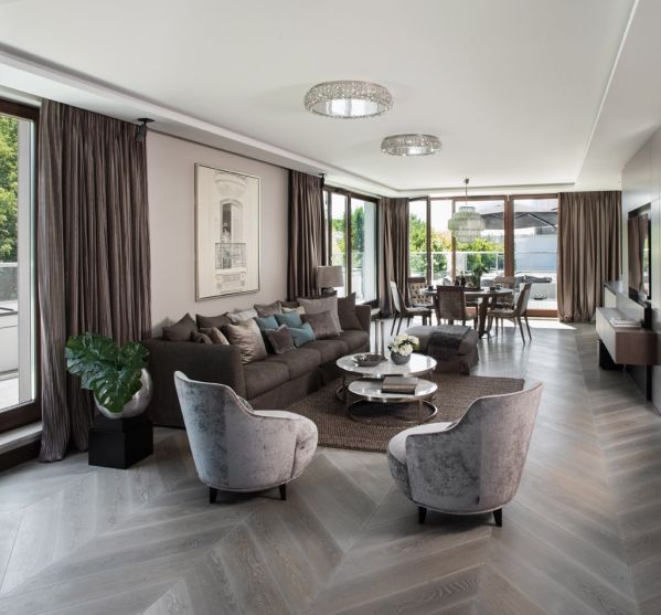 Położony w sercu Warszawy, 160-metrowy luksusowy apartament jest nowoczesny i bardzo elegancki. Monochromatyczne wnętrze z