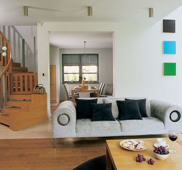 Salon jest otwarty na jadalnie. Dom otwarty na las