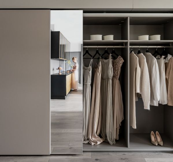 jak urządzić kobiecą garderobę