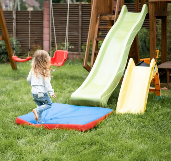 plac zabaw dla dzieci w ogrodzie