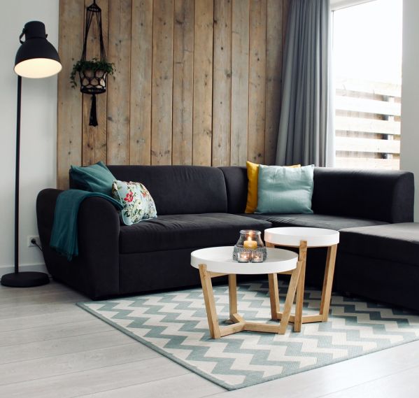 Modny stolik kawowy w salonie