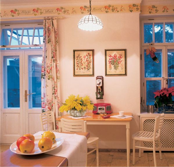 Na kwiatowym ornamencie pod sufitem wymalowane są imiona domowników.