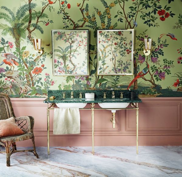 łazienka dla dwojga z dwiema umywalkami