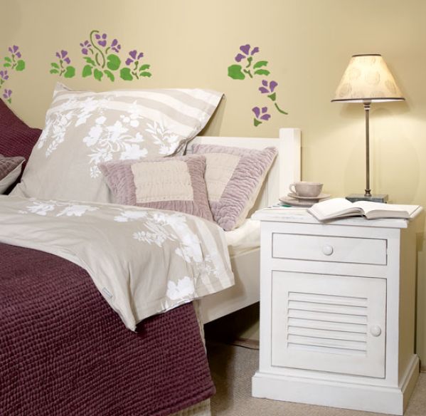 Fiołkowy wzór dobrze komponuje się z pastelowymi kolorami. Tutaj wyraźnie ożywił beże i brązy.