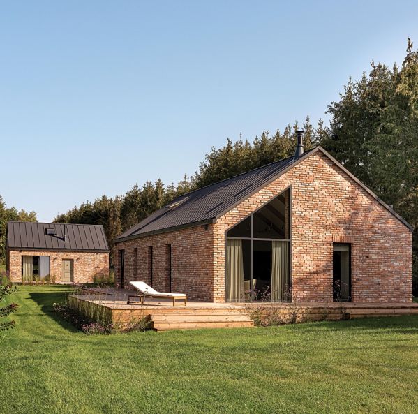 cegła drewno i meble z odzysku w wakacyjnym domu