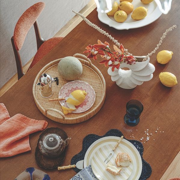 żółte i pomarańczowe akcenty w małym mieszkaniu