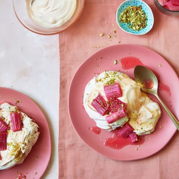 trwa sezon na rabarbar najlepsze pomysły na rabarbarowe desery