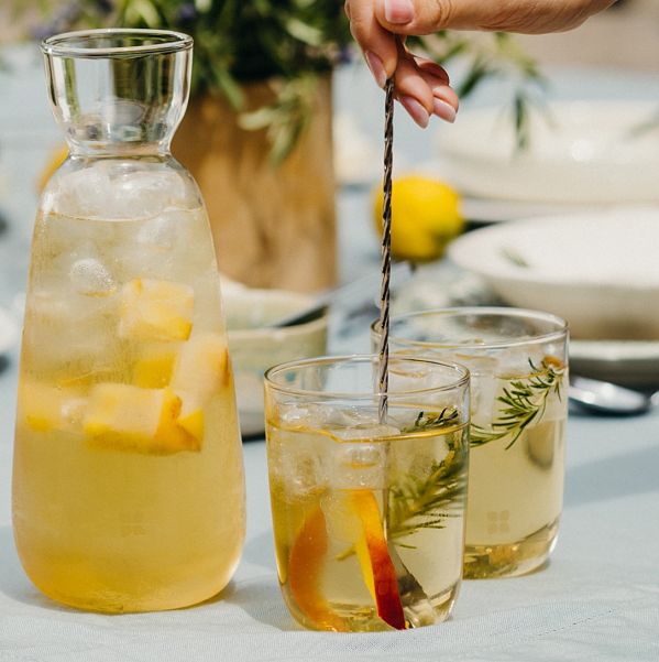 jak elegancko serwować napoje w jadalni