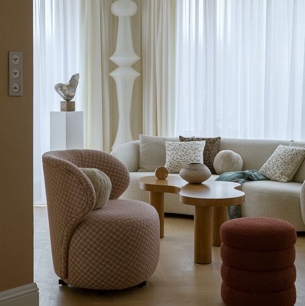 ciepłe i eleganckie wnętrza z ryflowanymi meblami