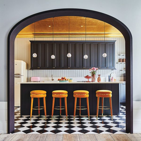 apartament ze złotym sufitem i kinem domowym