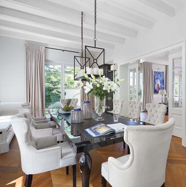 klasyczne wnętrza z niebieskimi i srebrnymi akcentami