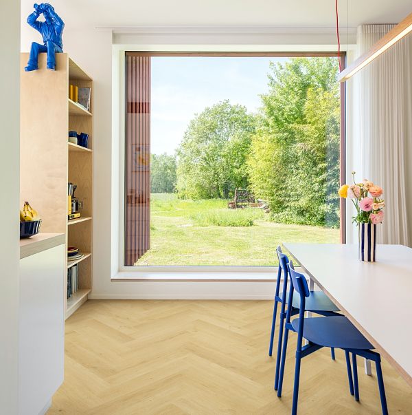 Quick-Step wprowadza na rynek pierwszą na świecie wodoodporną cichą w użytkowaniu jodełkę laminowaną