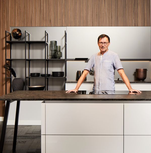 kuchnia biała szara i drewniana