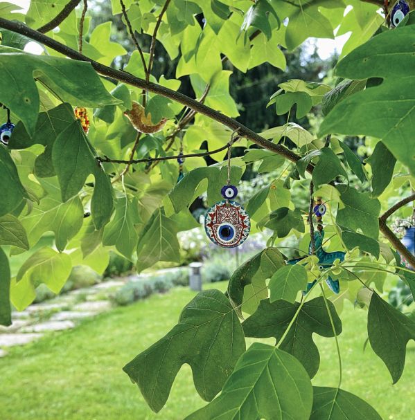 orientalne ozdoby w romantycznym ogrodzie