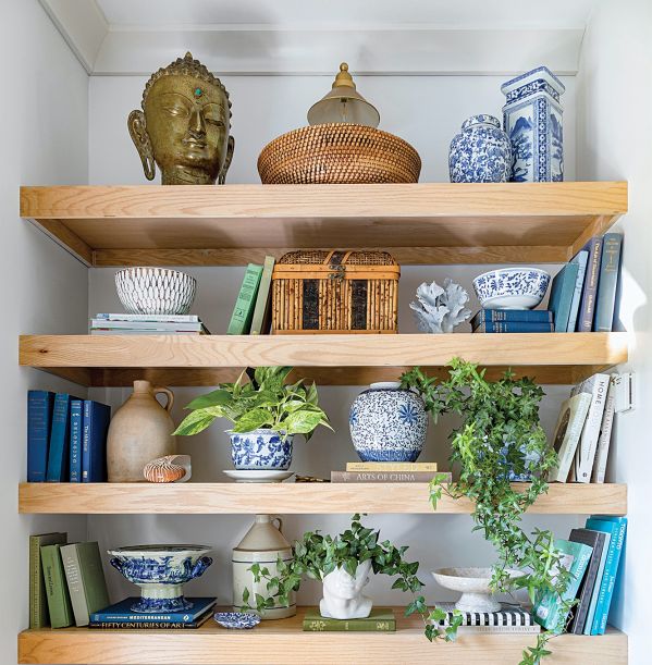 modne półki w salonie