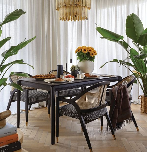 łuki rattan i ciemne drewno w przytulnym mieszkaniu