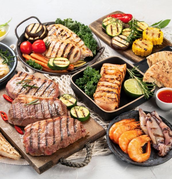 różne mięsa i warzywa przygotowane na grillu