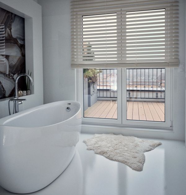 białe żaluzje drewniane