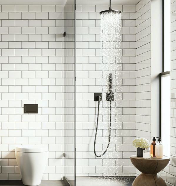 nowoczesna łazienka z otwartym przeszklonym prysznicem. wystrój białe kafle z elementami drewna i czarnymi metalowymi akcentami