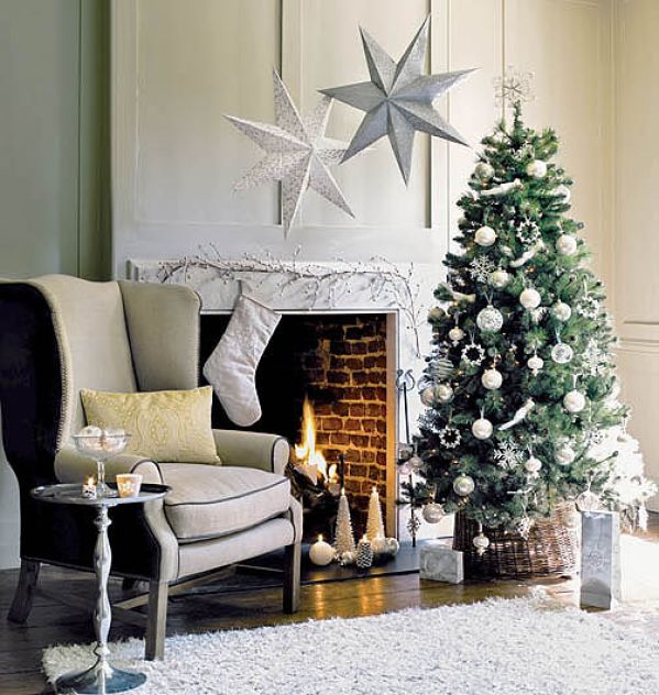 Elegancko i minimalistycznie. Kominek w świątecznej oprawie