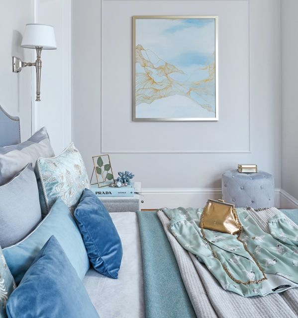 klasyczne wnętrza w pastelowym błękicie