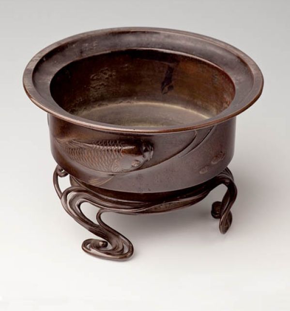 Kadzielnica z przedstawieniem karpia pośród fal, odlew w brązie, cyzelowany, 2. poł. XIX w.