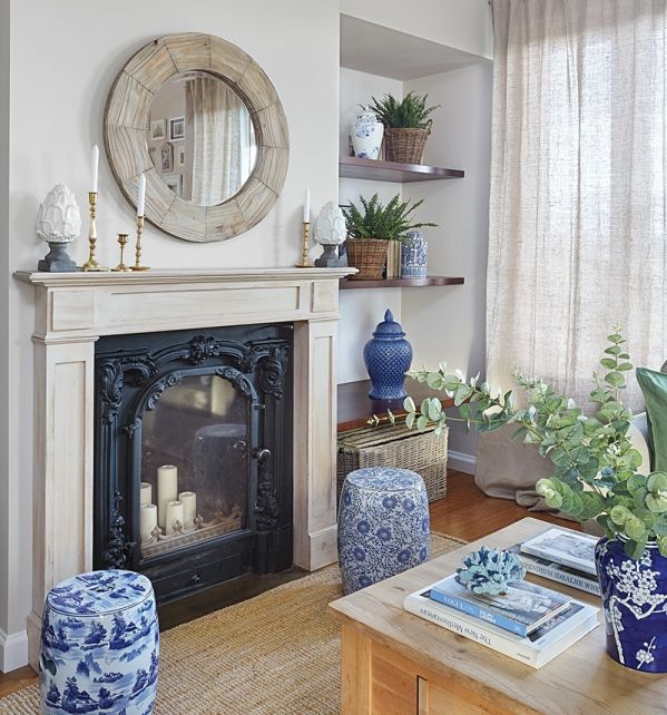 salon z kominkiem i telewizorem