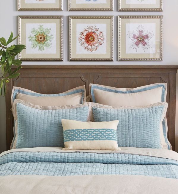 jak ułożyć poduszki na łóżku