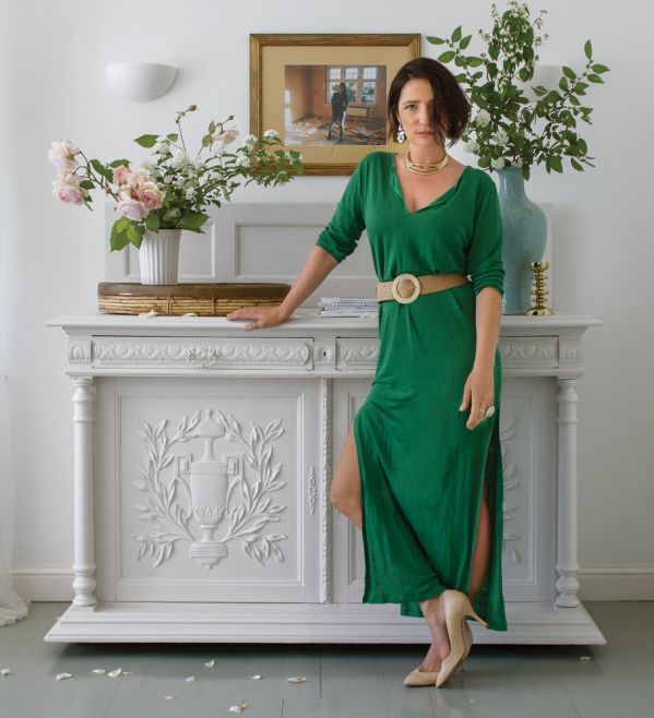 błękitny piec kaflowy i klasyki designu w stuletnim domu