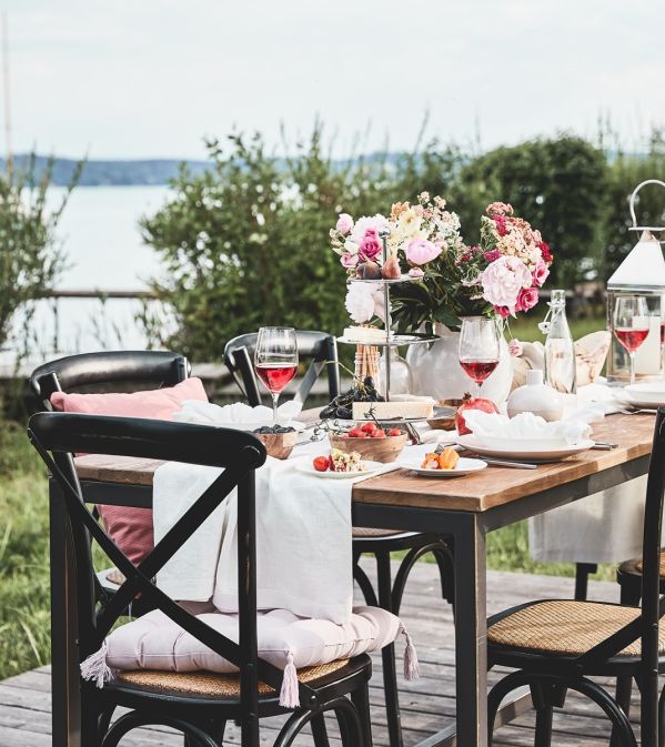 porcelana i zastawa stołowa na letni stół