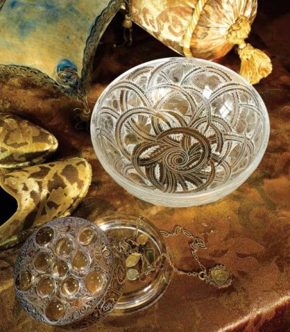 Misa Pinsons z 1933 roku. Jeśli dobrze się przyjrzymy, w gąszczu splecionych liści zobaczymy ptasie główki. LALIQUE