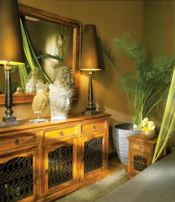 Meble z kolekcji Grenada zrobione są z drewna palisandru w odcieniu Indian Honey. ALMIDECOR