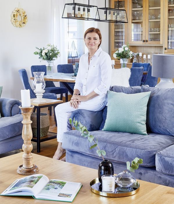 wnętrza z drewnem i niebieskimi dodatkami