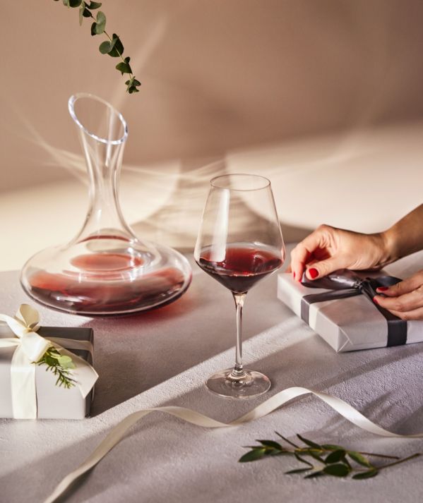 kieliszki szklanki i karafki