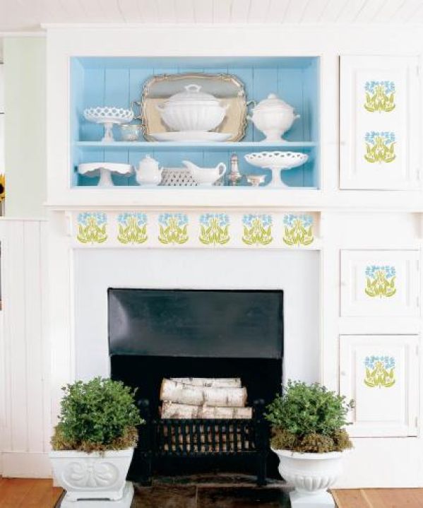 Kominek ozdobiony freskiem. W stylu art déco