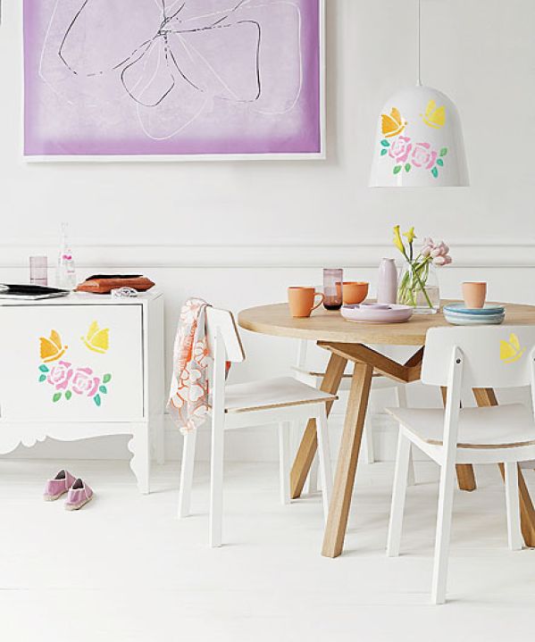 Dekoracja na lampie i drzwiach szafki.