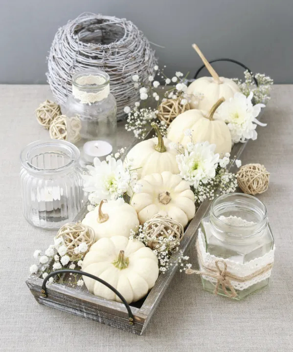 dekoracje halloween z białą dynią